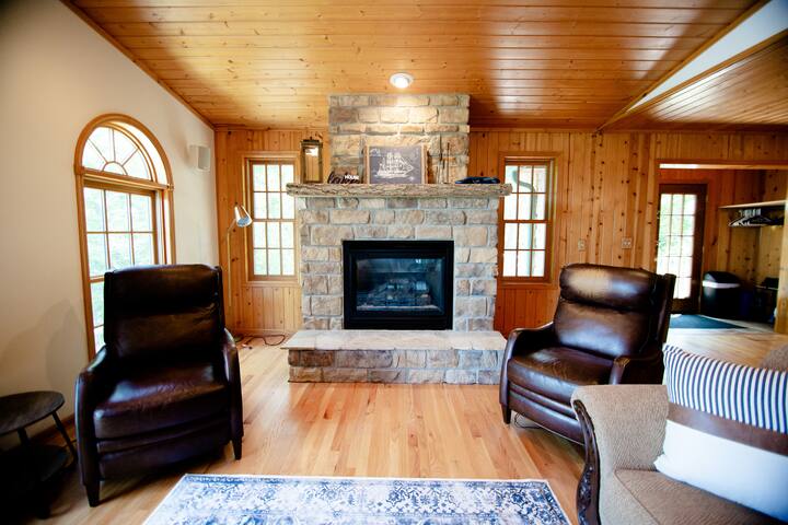 5 bed Lake Home w/ screen porch & patio gallery image 2