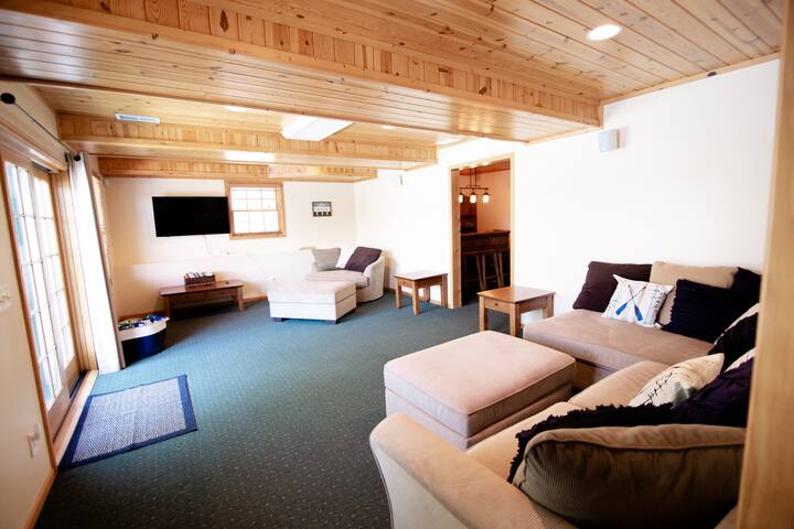 5 bed Lake Home w/ screen porch & patio gallery image 3