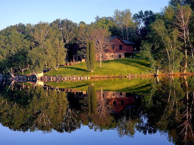 5 bed Lake Home w/ screen porch & patio