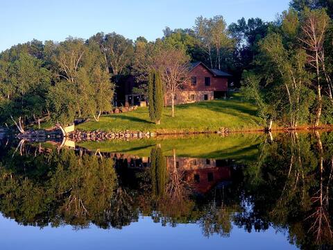 5 bed Lake Home w/ screen porch, Hot Tub, & patio