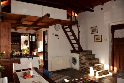Successful Airbnb property: Traditional Greek cottage in Δήμος Πολυγύρου