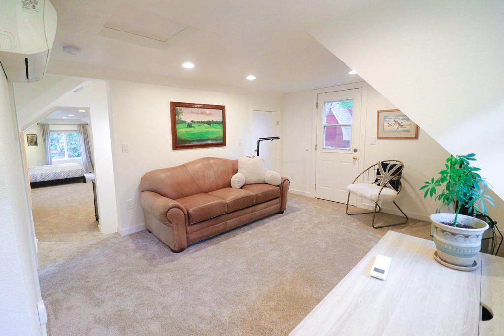 Втора спална соба со кревет за извлекување во целосна големина со горен дел. Вклучува телевизор со Roku, DVD и VCR и Wii. 

Оваа соба има и биро и стол.