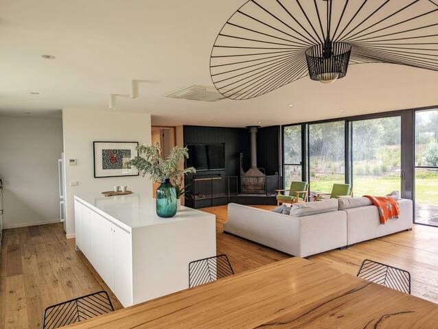 Beautiful family friendly home by the beach gallery image 4