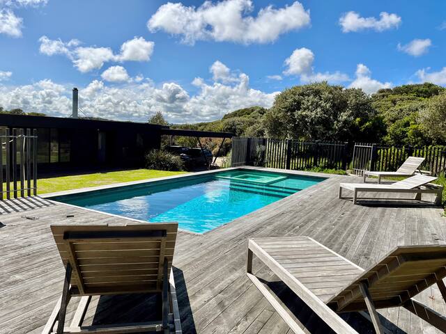 Beautiful family friendly home by the beach gallery image 2