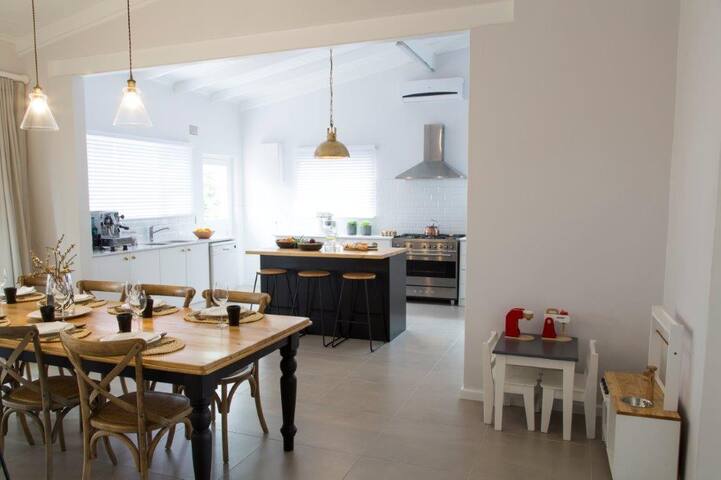 The Lookout, Large 4-Bedroom home with pool gallery image 2