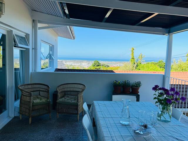 The Lookout, Large 4-Bedroom home with pool gallery image 5