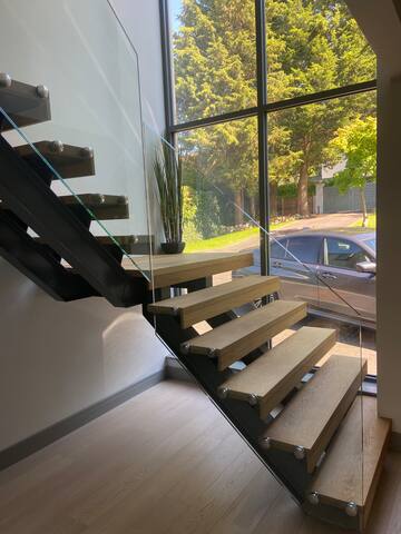 Contemporary luxurious home, fabulous location gallery image 5
