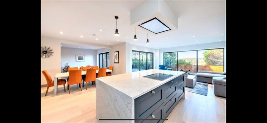 Contemporary luxurious home, fabulous location gallery image 2