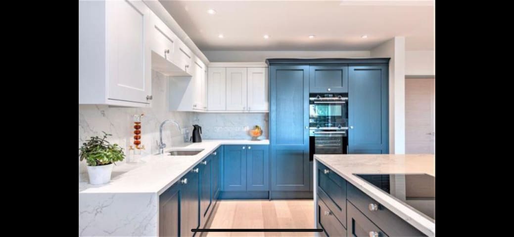 Contemporary luxurious home, fabulous location gallery image 4
