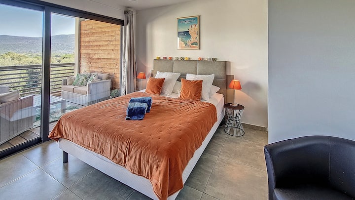 Krevet 160/200cm , klimatizirana spavaća soba od 13,50m2 s ormarom i ormarom te izlazom na terasu i vrlo udoban krevet