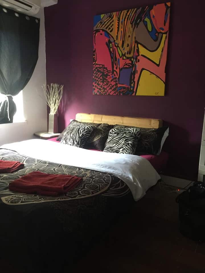 La chambre atelier, proposée en priorité aux familles ou groupes qui réservent la chambre romantique. Elle est située à coté de la chambre romantique, et les hôtes partagent sa salle de bain privative. (Une autre salle d'eau se situe à l'étage)