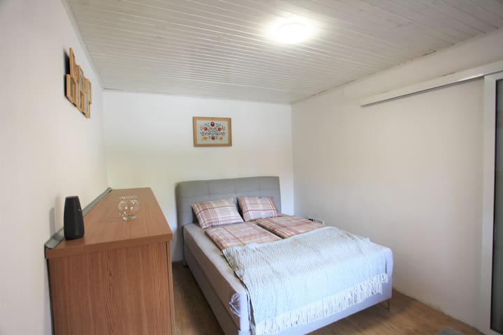 Additional bedroom if necessary, to host more guests, with window to terrace. 

This extra bedroom is used as 'floating room' and might be locked if you are less than 6 guests booking the flat, as it might be rented with the other flat if requested.