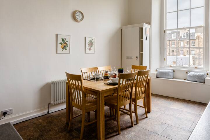 Spacious Georgian New Town flat c/w parking gallery image 3