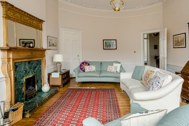 Spacious Georgian New Town flat c/w parking gallery image 2