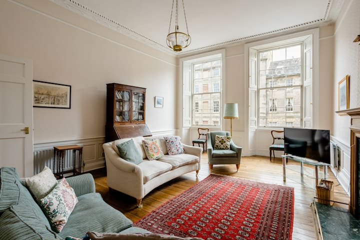 Spacious Georgian New Town flat c/w parking
