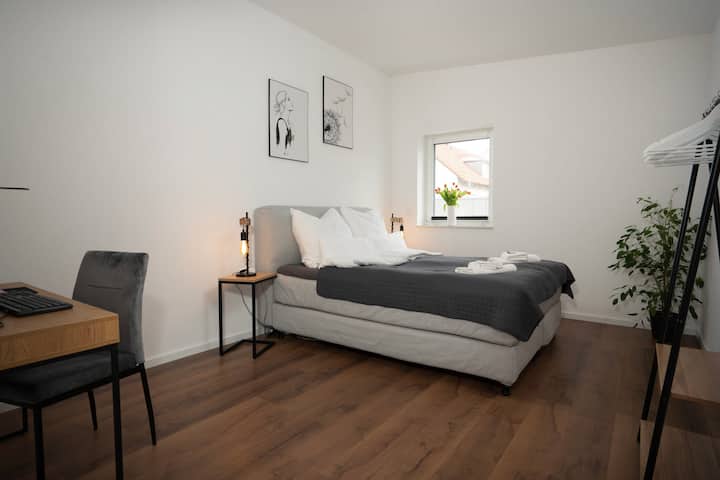 Schlafzimmer mit integriertem Arbeitsplatz
