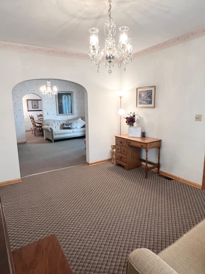 Дневна соба бр. 1 со простор за работа (биро)