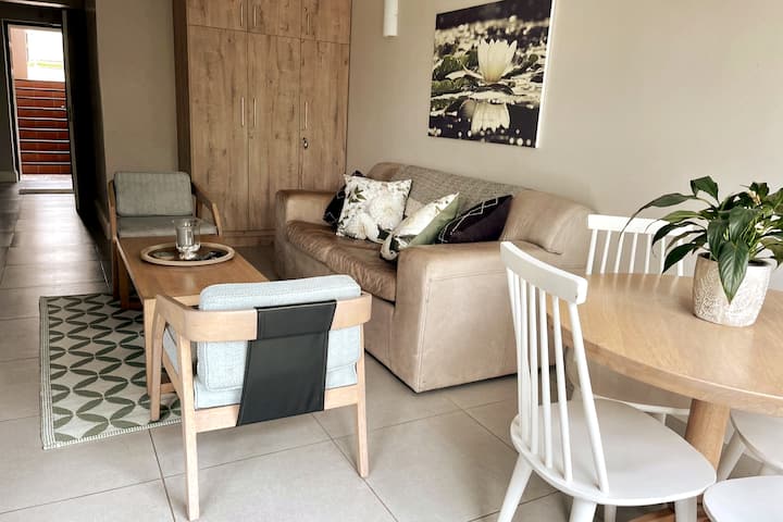 Cozy Valley-view Getaway | Pool & Tennis - Plettenberg Bay