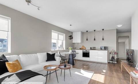 Lovely, quiet condo on top floor with ocean view.