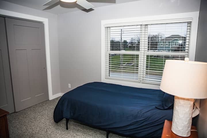 หนึ่งในสี่ห้องนอนตั้งอยู่บนชั้นสอง  นอนได้ 1 คนในห้องนอนนี้  ตู้เสื้อผ้าและตู้ลิ้นชักขนาดใหญ่