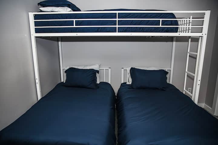 ห้องนอนชั้น 2 พร้อมห้องนอนสำหรับ 3 คนตู้เสื้อผ้าขนาดใหญ่และตู้เสื้อผ้า