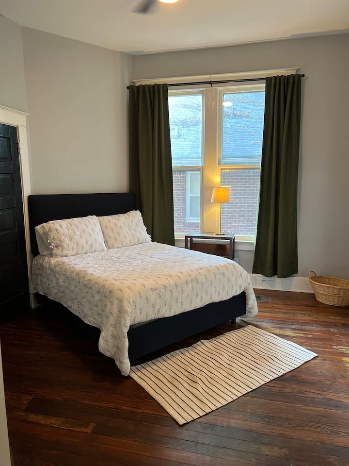 Chambre principale spacieuse avec un grand lit. 