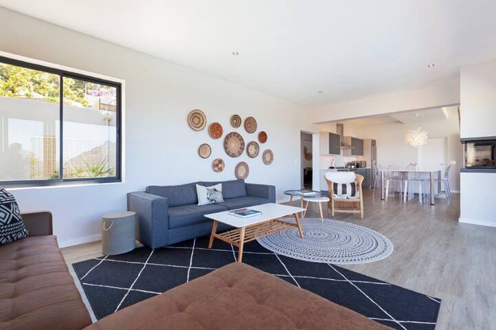 Stunning Modern Mansion in Hout Bay gallery image 4