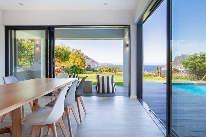 Stunning Modern Mansion in Hout Bay gallery image 3