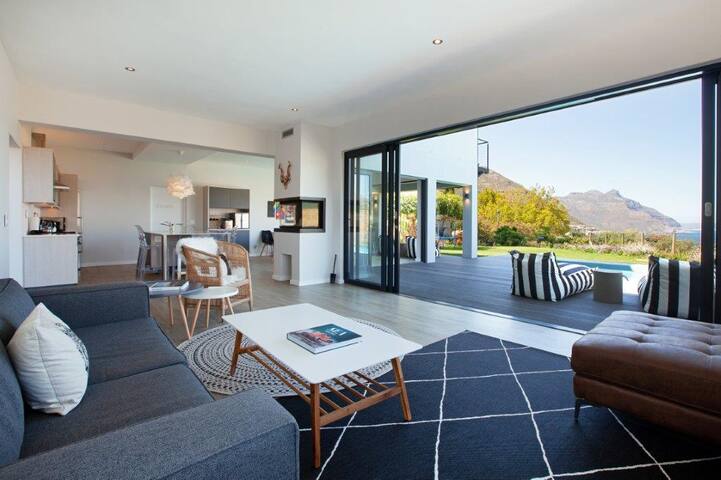 Stunning Modern Mansion in Hout Bay gallery image 5