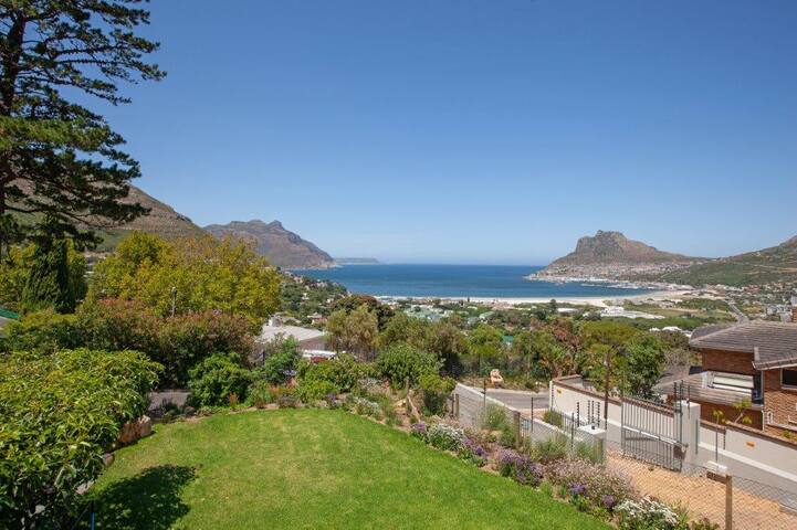 Stunning Modern Mansion in Hout Bay gallery image 2