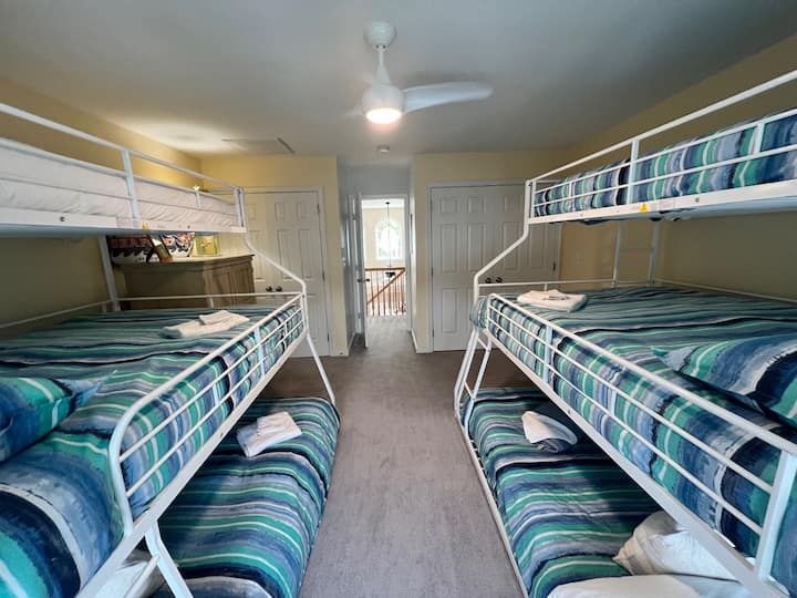 Tazama kwenye ukumbi (kabati kubwa upande wa kushoto na Mashine ya kuosha/Kukausha kwenye kabati la kulia katika chumba hiki)