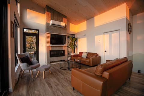 Successful Airbnb property: Luxurious chalet in Éboulements – river view, sauna, spa in Baie Saint Paul