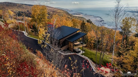 Luxury Chalet Éboulements - river view, sauna, spa