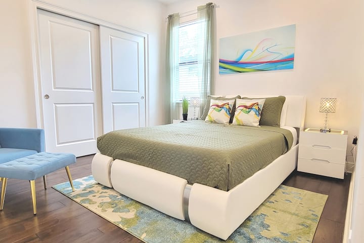 2nd BR - Queen• Shkumë kujtese • Televizor Samsung LED • Shtrojat dhe mobiliet premium • Karrige çlodhjeje • Arti i murit prej xhami të shkallës së lartë •E ndritshme dhe me hapësirë të bollshme