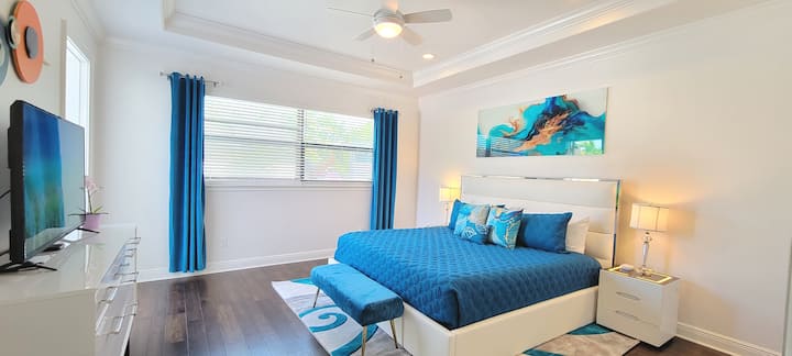 Suita kryesore •King• Shkumë kujtese • Televizor LED • Shtrojat dhe mobiliet premium • Dekor luksoz •E ndritshme dhe me hapësirë të bollshme•Hyrje në verandën e pishinës dhe në lanai