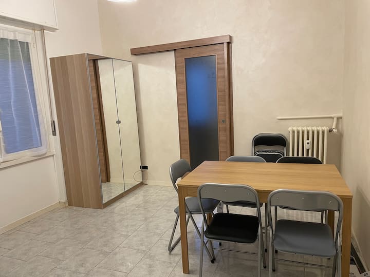 dhoma e dytë e ndenjjes me divan-krevat