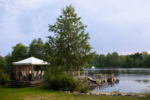 Villa with beautiful lake plot