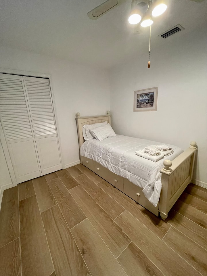 Საბავშვო ოთახი.  Twin Bed აქვს კიდევ ერთი ტყუპი საწოლი, რომელიც გამოყვანილია საწოლის ქვეშ. Იხილეთ მარეგულირებელი სახელურები?