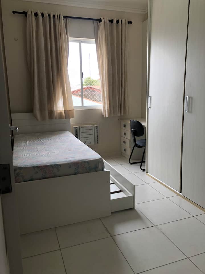 غرفة تضم سريرين صغيرين 