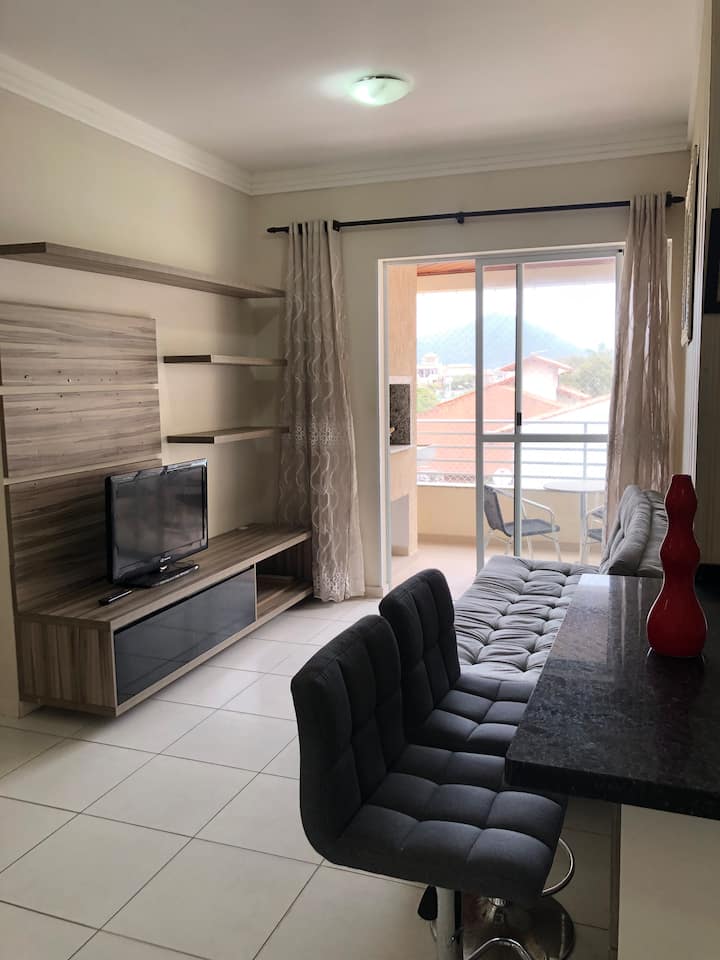 غرفة معيشة تضم سرير أريكة 