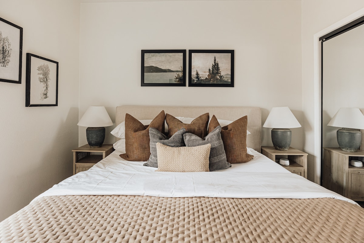 Bedroom 2. King size bed. Memory-foam mattress. 50 inch 4K Smart TV. Ceiling fan.