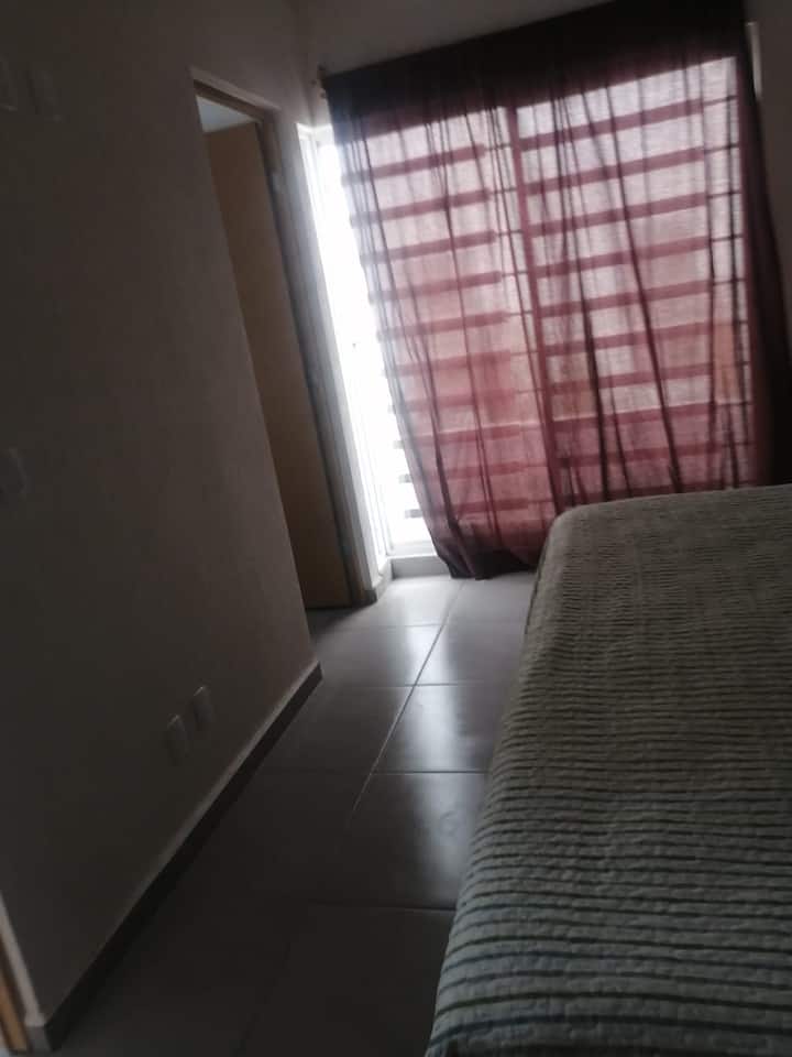 Dhomë gjumi kryesore me ajër të kondicionuar, ballkon, banjë të plotë dhe krevat dopio "King Size", për një pushim të mirë

Dhomë gjumi kryesore me ajër të kondicionuar, ballkon, banjë të plotë dhe krevat dopio "king", për një pushim të mirë
