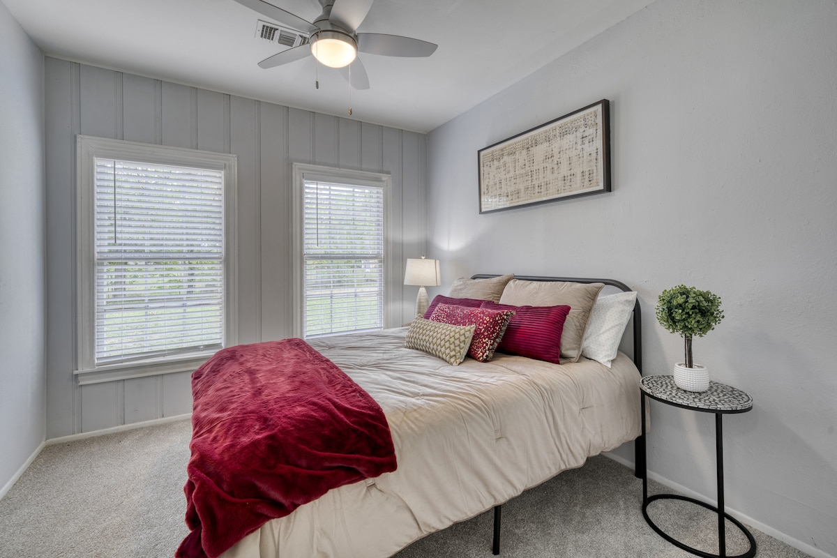 在这张舒适的标准双人床上放松身心 