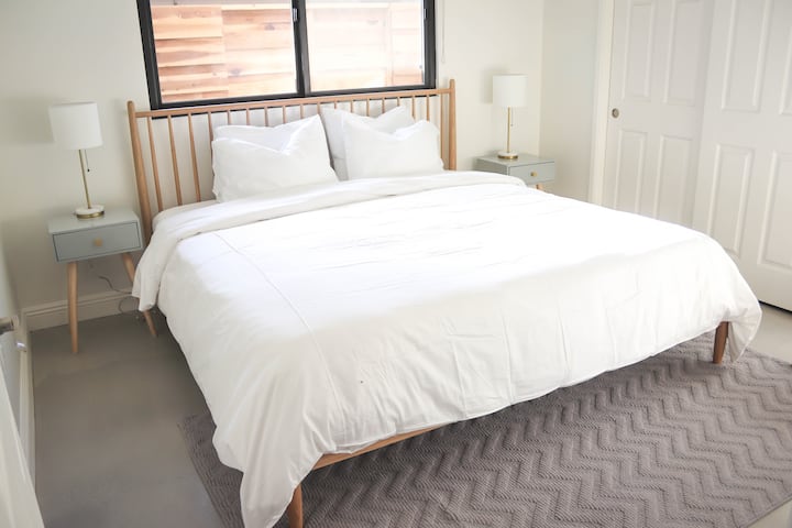 Chambre avec lit king size.