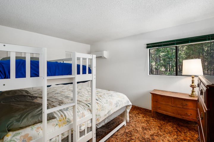 غرفة النوم الثانية في الطابق العلوي. 