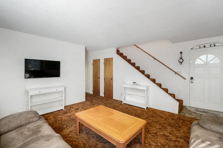 غرفة المعيشة مع أرائك مايكروفايبر متكئة تقريبًا أفقيًا تمامًا. 