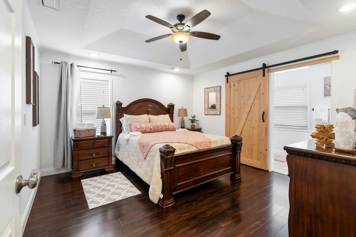 Dit is de master bedroom met een eigen badkamer en een enorme inloopkast.