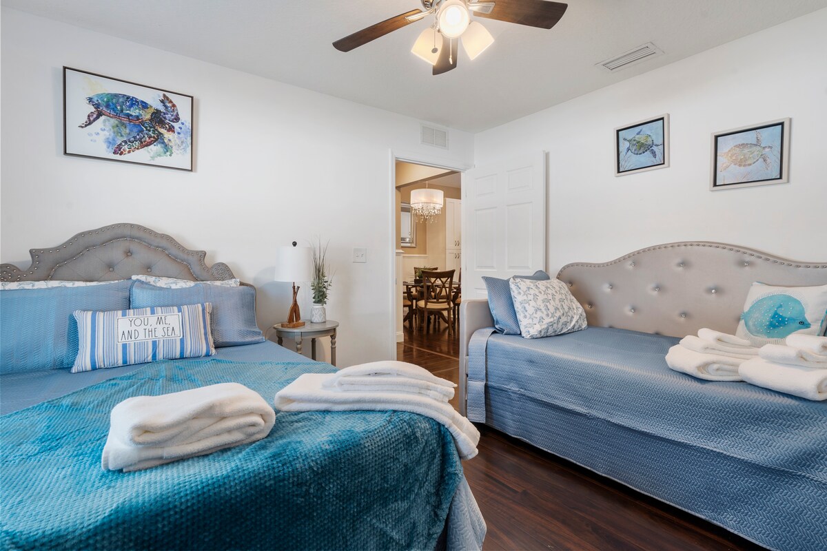 De slaapkamer met schildpadden. Dit is de 3e slaapkamer. Uitgerust met een groot bed en twee eenpersoonsbedden. Een van de matrassen kan eenvoudig van onderaf worden getrokken/gerold en is klaar voor gebruik.