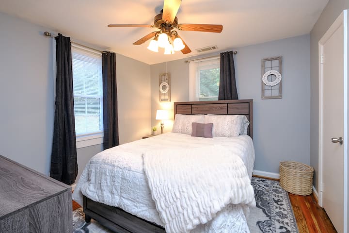 Habitación 1: una cama tamaño queen muy cómoda. Ennegrejo las cortinas.