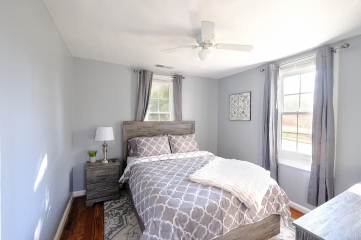 ¡El dormitorio 2 cuenta con mucha luz o ninguna en absoluto! Toca las cortinas si eso es lo tuyo. Cama tamaño queen a estrenar.